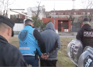 Habrían perpetrado estafas en Adrogué: caen un cartero y un encargado por robar más de 20 mil dólares