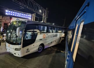 Choque entre tren Roca y micro de Tienda León en Ezeiza: 12 heridos fuera de peligro