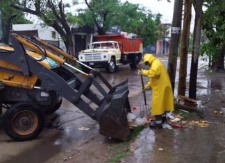 Tras las intensas lluvias, los equipos del Municipio de Echeverría realizan tareas de limpieza y saneamiento en diversos puntos del distrito