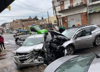 Choque en Monte Grande: un conductor fue rescatado por Bomberos tras quedar atrapado