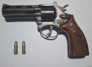 Tensión armada en Villa Corina: un joven herido y tres identificados tras un operativo policial