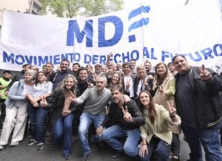 Kicillof se sumó a la caravana por el Día de la Lealtad frente a la casa de Cristina Kirchner