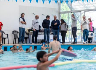 Cascallares acompañó a los chicos que participan del programa «Todos al agua» en el Natatorio Municipal