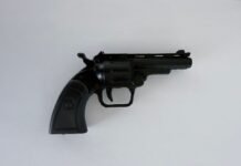 Persecución en Avellaneda: detienen a un mayor y un menor con una réplica de arma de fuego