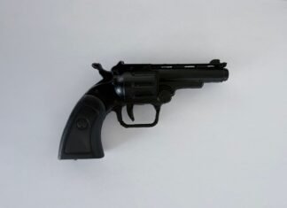 Persecución en Avellaneda: detienen a un mayor y un menor con una réplica de arma de fuego