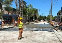 Repavimentan con hormigón la calle Presidente Perón en el marco de la obra del paso bajo nivel de Rafael Calzada