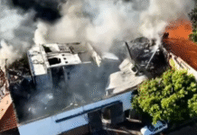 Fuego en Lomas de Zamora: incendio devastó dos fábricas de plástico y afectó viviendas linderas