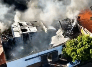 Fuego en Lomas de Zamora: incendio devastó dos fábricas de plástico y afectó viviendas linderas