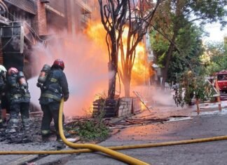 Espectacular incendio en Caballito: rotura de caño de gas por obras de Edesur deja un herido grave