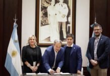 Cascallares firmó con Kicillof un convenio que permitirá adquirir más maquinaria y equipamiento para Almirante Brown
