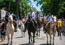 Fin de semana criollo en Almirante Brown: noche folklórica y desfile gaucho por el Día de la Tradición