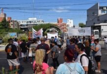 «Trabajar por 140 mil pesos y sin herramientas»: El crudo reclamo de la UTEP que cercó el Municipio de Lanús