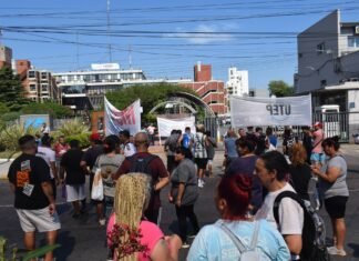 «Trabajar por 140 mil pesos y sin herramientas»: El crudo reclamo de la UTEP que cercó el Municipio de Lanús