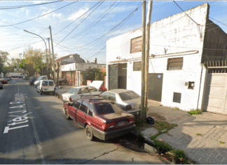 Conflicto vecinal en Lanús Oeste: denuncian que un «taller multifunción» se adueñó de la calle y la gestión de Julián Álvarez hace «oídos sordos»