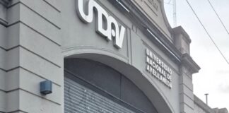 Docentes de la UNdAv terminaron exámenes orales en la vereda por un corte de luz