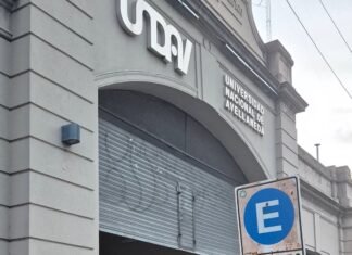 Docentes de la UNdAv terminaron exámenes orales en la vereda por un corte de luz