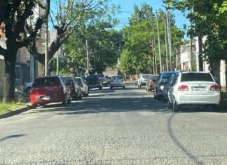 Vecinos de Lanús Oeste denunciaron un taller que «se apropia» de la calle: «Que Julián Álvarez deje de dormir la siesta»