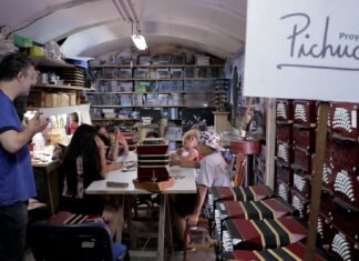 Un taller de luthería muestra a decenas de chicos cómo está construido y funciona el bandoneón Pichuco de la UNLa