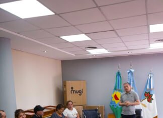 Fernando Gray entregó sillas de rueda a personas con diversos problemas de salud