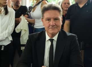 El concejal libertario echeverriano Marcelo Mazzeo presentó un amparo para prohibir el uso de celulares en las cárceles bonaerenses