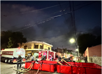 El incendio en Valentín Alsina ya moviliza a 20 dotaciones de toda la región