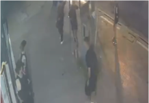 Escandaloso: en Bernal motochorros asaltan a metros de tres policías que huyeron del lugar