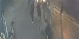 Escandaloso: en Bernal motochorros asaltan a metros de tres policías que huyeron del lugar