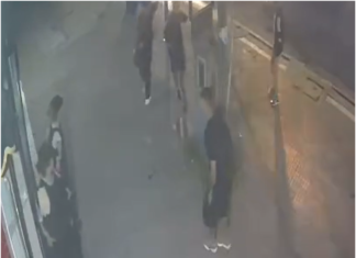 Escandaloso: en Bernal motochorros asaltan a metros de tres policías que huyeron del lugar