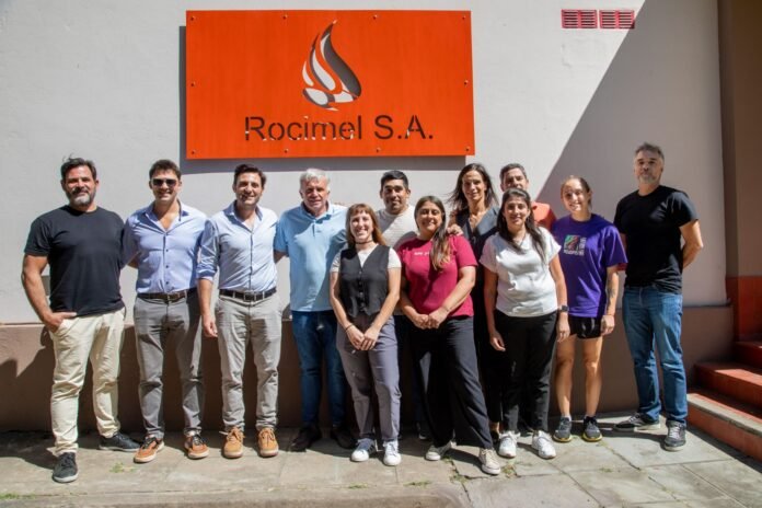 Carlos Balor entregó un nuevo certificado de habilitación a la empresa Rocimel SA 6