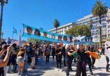 A 50 años del golpe: Una multitud heterogénea colma las calles hacia Plaza de Mayo