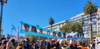 A 50 años del golpe: Una multitud heterogénea colma las calles hacia Plaza de Mayo