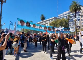 A 50 años del golpe: Una multitud heterogénea colma las calles hacia Plaza de Mayo