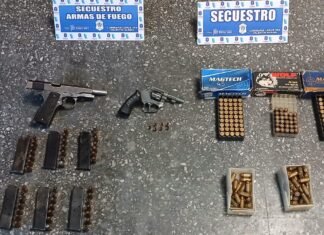 Lanús: Tras una denuncia por violencia de género, descubren un arsenal y uniformes policiales en una vivienda