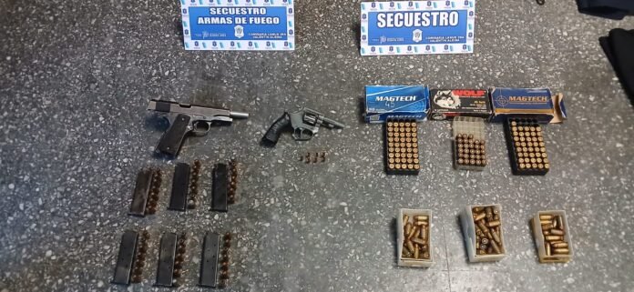 Lanús: Tras una denuncia por violencia de género, descubren un arsenal y uniformes policiales en una vivienda