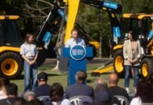 Otermín presentó nuevas máquinas para el mantenimiento de las cuencas de Lomas