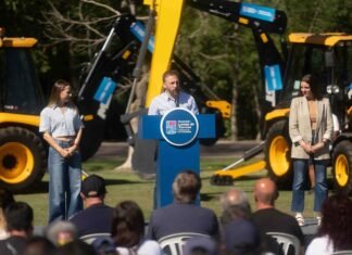 Otermín presentó nuevas máquinas para el mantenimiento de las cuencas de Lomas