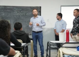 Nuevas obras de infraestructura escolar en Lomas: Otermín recorrió la renovada Escuela Secundaria 47