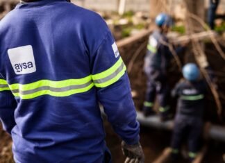 AySA: Rotura de cañería en Parque Avellaneda afecta a usuarios de Lomas de Zamora