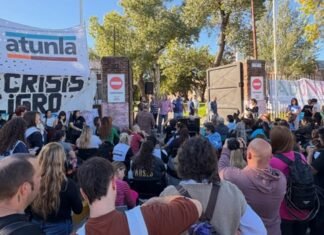 Trabajadores docentes y nodocentes de la UNLa organizaron una masiva clase pública