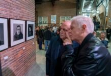 Los rostros que la guerra dejó: se inauguró en la UNLa una muestra del fotógrafo Juan Travnik sobre Malvinas que interpela desde la mirada