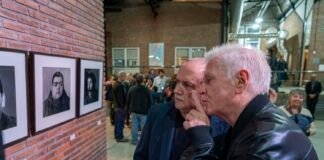 Los rostros que la guerra dejó: se inauguró en la UNLa una muestra del fotógrafo Juan Travnik sobre Malvinas que interpela desde la mirada