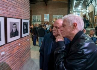 Los rostros que la guerra dejó: se inauguró en la UNLa una muestra del fotógrafo Juan Travnik sobre Malvinas que interpela desde la mirada