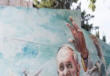 A un año de la partida de Francisco, un mural browniano homenajea al «Papa Argentino»