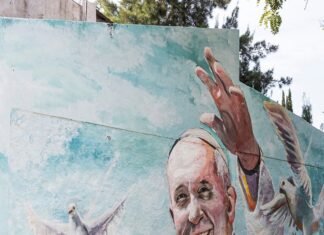A un año de la partida de Francisco, un mural browniano homenajea al «Papa Argentino»