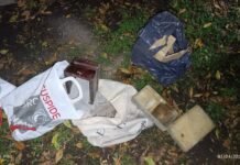 Macabro hallazgo en Monte Grande: Encuentran urnas funerarias violentadas y cenizas en la vía pública