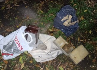 Macabro hallazgo en Monte Grande: Encuentran urnas funerarias violentadas y cenizas en la vía pública