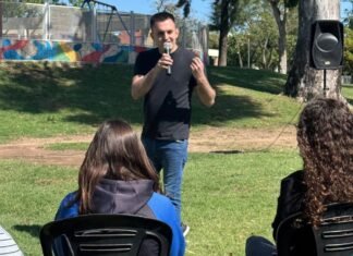 En “modo candidato”, Moroni estuvo en Gerli con vecinos de la zona