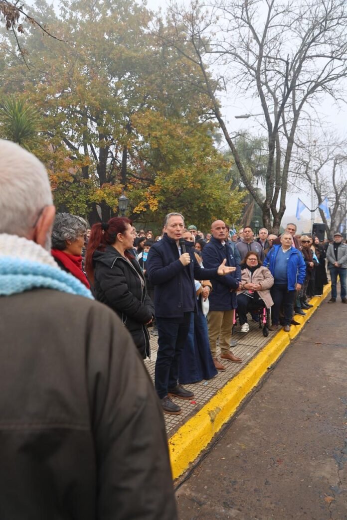 Fernando Gray encabezó el acto por el 216° aniversario de la Revolución de Mayo