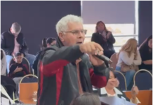 Escándalo y ruptura en el HCD Ezeiza: La Libertad Avanza expulsó a uno de sus concejales quien estalló en un brote de furia en el recinto