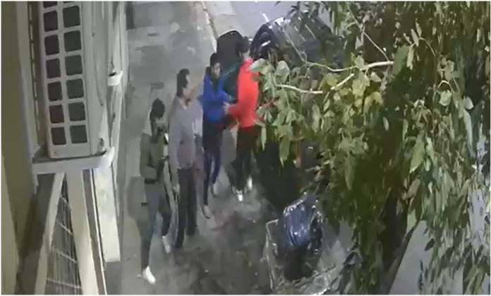 Violento robo en Avellaneda: cuatro delincuentes armados asaltaron a repartidores y les robaron la camioneta